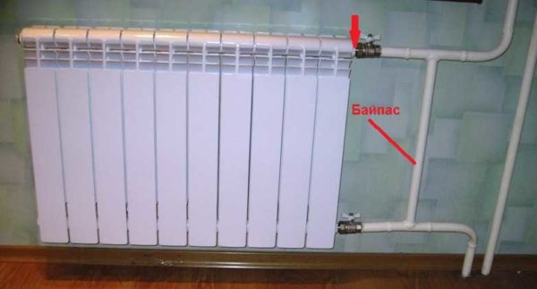 Se si dispone di un cablaggio simile (potrebbe non esserci un tubo sulla destra), è necessario un bypass. Posiziona il termostato proprio dietro il radiatore