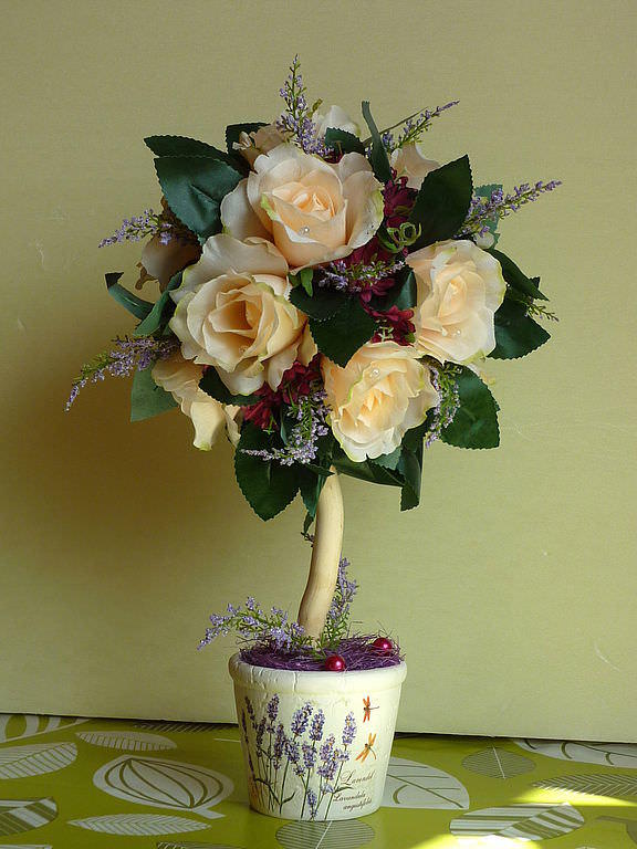 Ružový topiary môže ozdobiť váš domáci alebo kancelársky stôl, môže slúžiť ako romantický darček pre milovanú osobu