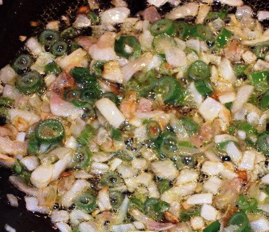 Ρίξτε ψιλοκομμένα κολοκυθάκια και κρεμμύδι στο τηγάνι. Τηγανίζουμε για λίγα λεπτά σε μέτρια φωτιά