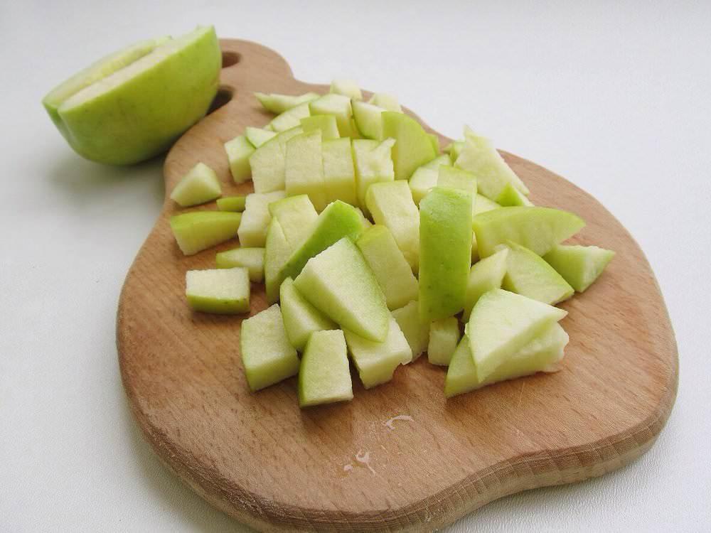 Leikkaa omenat pieniksi paloiksi ja poista siemenet. Kuori voidaan jättää päälle, se muuttuu pehmeäksi paistettaessa