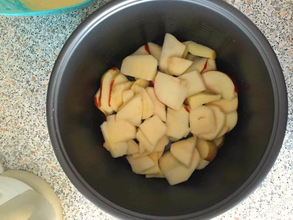 Laita alussa leikatut omenat taikinan päälle