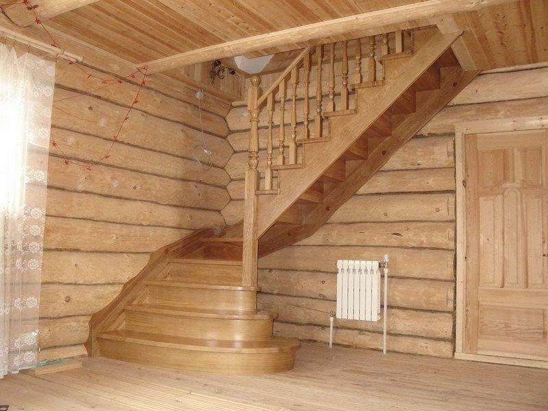 Talon ullakolle johtavien portaikkojen tulisi sopia harmonisesti huoneen sisätiloihin ja tarjota turvallinen nousu