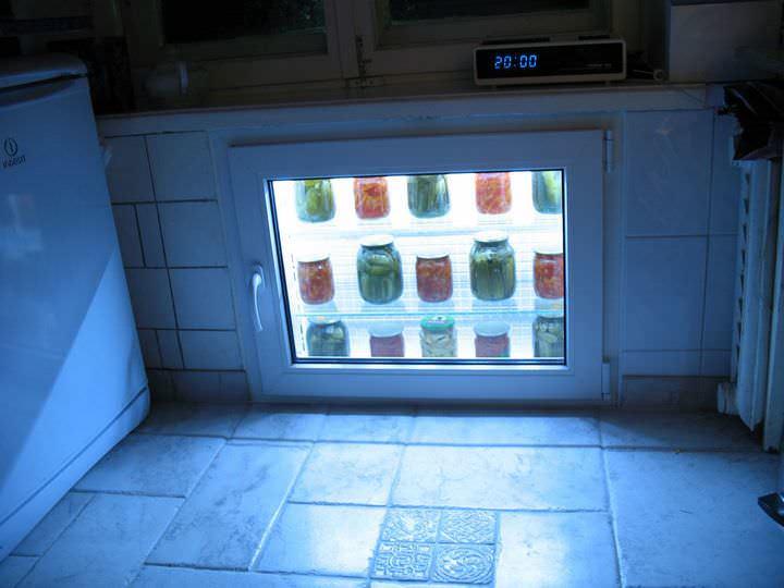În unele case vechi, sub fereastra din bucătărie se află un „frigider Hrușciov”. Mulți, fără a abandona această idee, dimpotrivă, cu o revizie majoră a bucătăriei, se dezvoltă doar