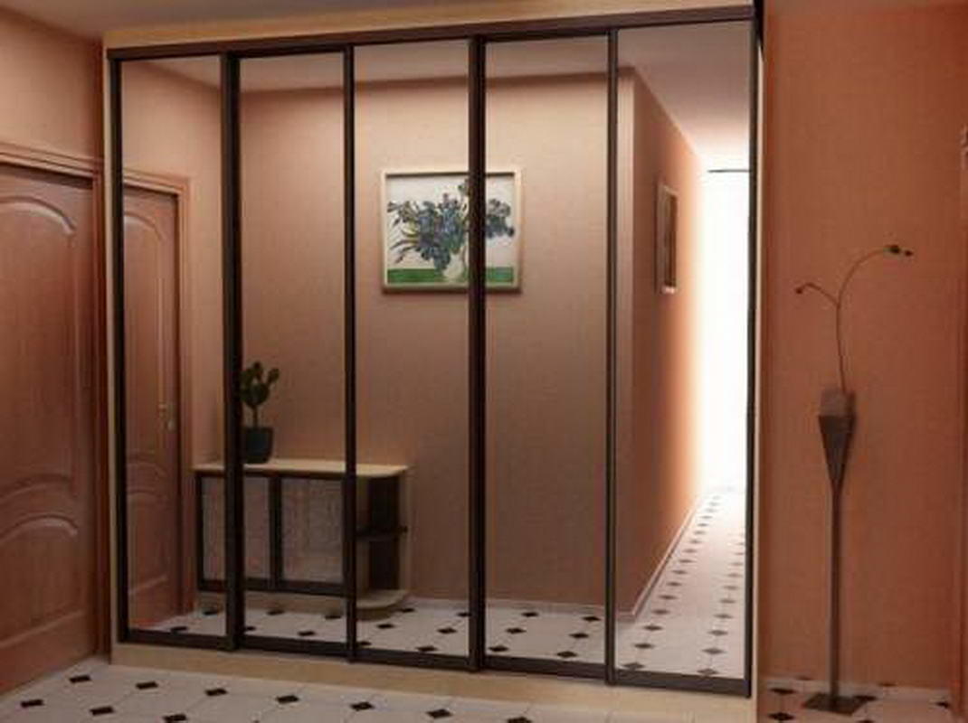 Για ένα μικρό διάδρομο, είναι καλύτερο να επιλέξετε μια γραμμική ντουλάπα με μεγάλους καθρέφτες