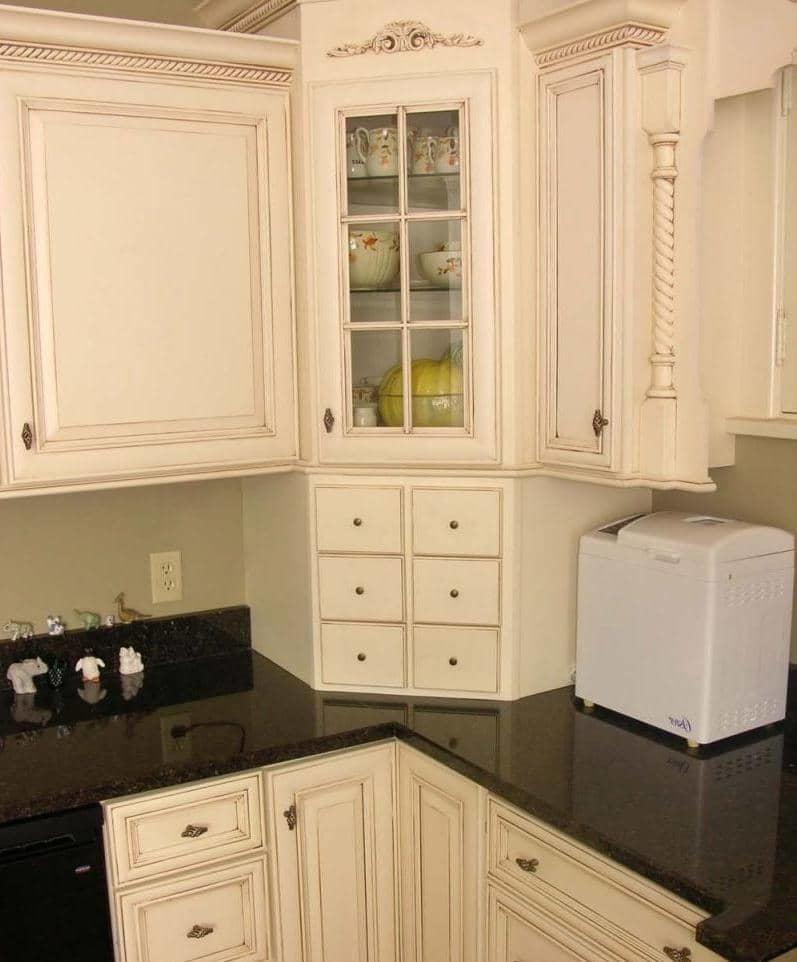 Výhodou rohovej kuchynskej skrinky je, že umožňuje maximálne využiť nevyužitý priestor kuchyne.
