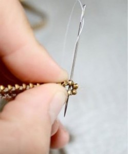 o zíper deve ser dobrado de uma extremidade para dentro em 3-5 mm e costurado com uma linha