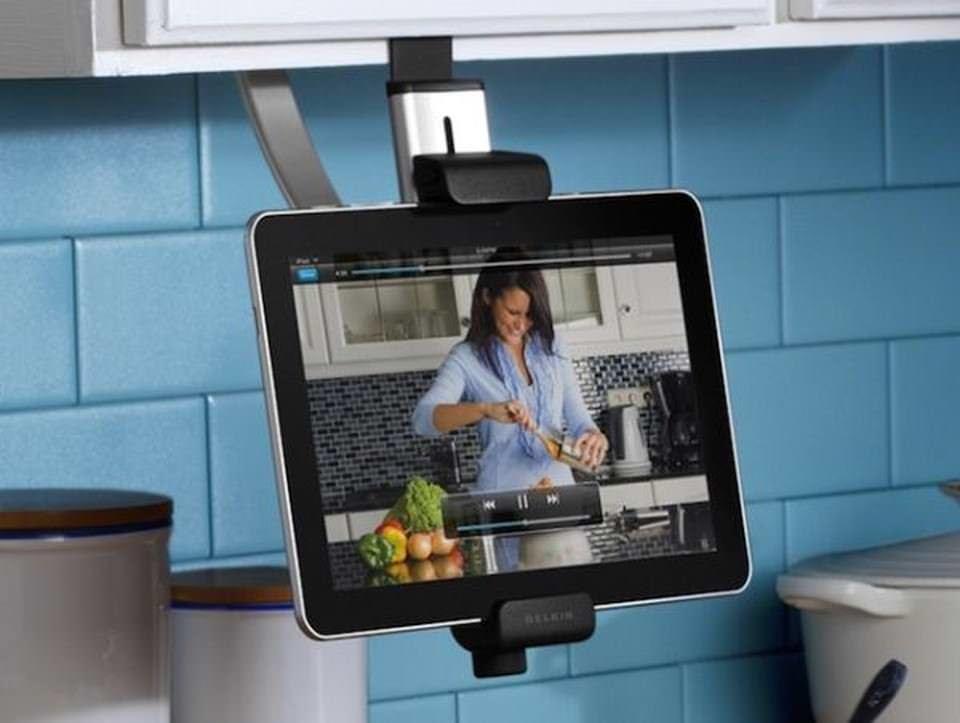 Ένα δισκίο σταθερό σε ένα βολικό μέρος θα σας επιτρέψει να μαγειρέψετε πιάτα χρησιμοποιώντας συνταγές βίντεο από το Διαδίκτυο