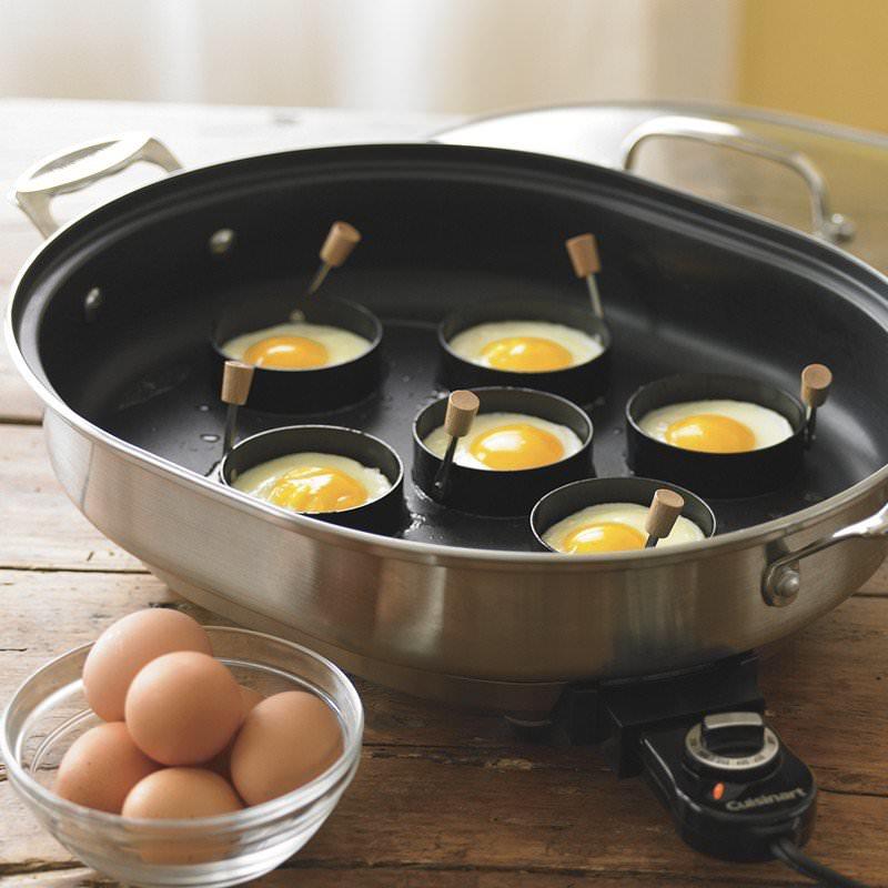Ειδικές φόρμες για το μαγείρεμα τηγανητών αυγών απλοποιούν σημαντικά αυτήν τη διαδικασία.