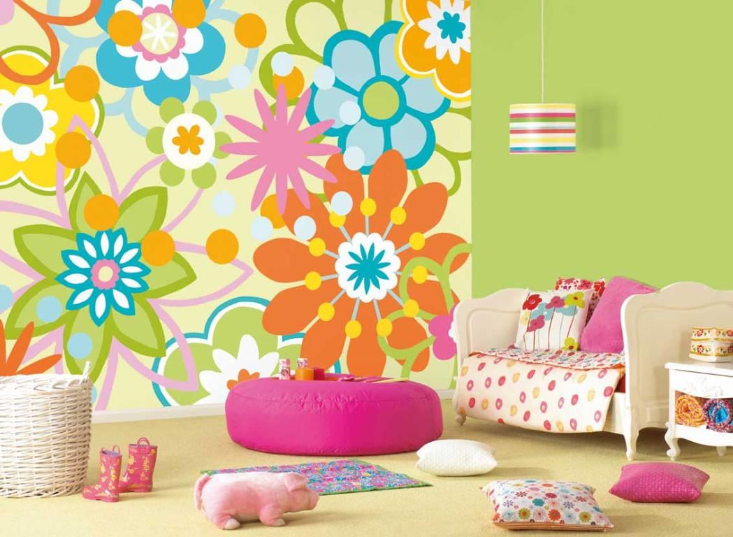Erinomainen vaihtoehto tytön makuuhuoneen seinien koristeluun on taustakuva kirkkailla epätavallisilla väreillä tai muilla luovilla kuvioilla.