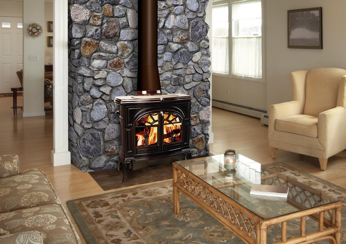 Kaminen värmer rummet väl, så du kan avsevärt minska de ekonomiska kostnaderna för uppvärmning