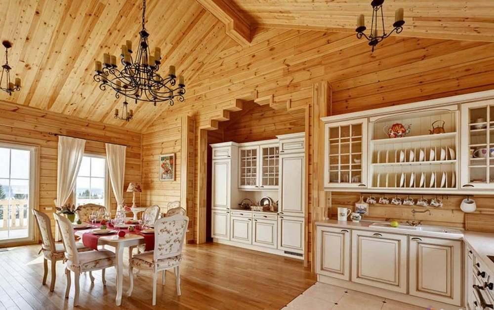 När du väljer möbler för köket i ett trähus, glöm inte att det är hållbart och praktiskt.