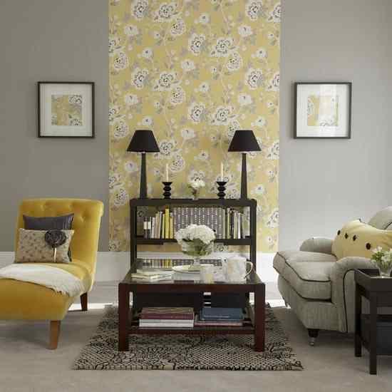 Kombinácia rôznych tapiet v obývačke môže príjemne prekvapiť hostí a návštevníkov vášho domova.