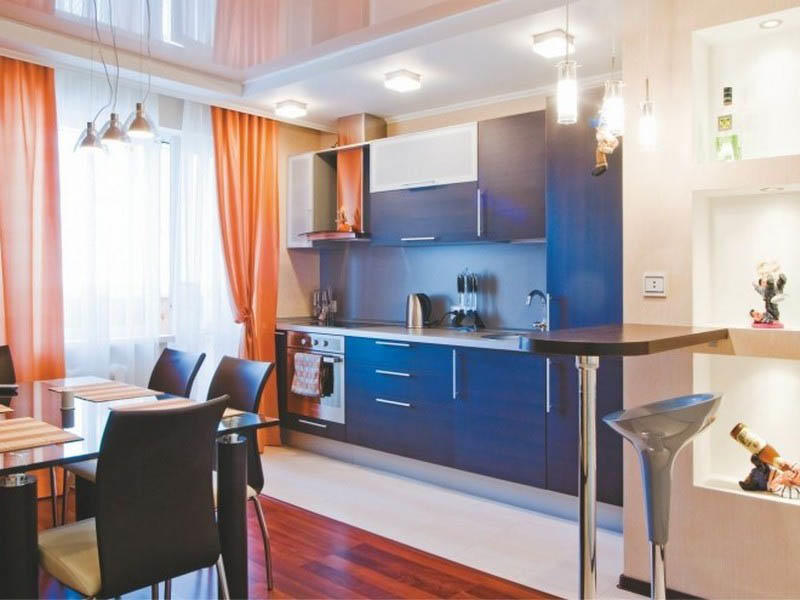 Amenajarea în două rânduri a mobilierului este optimă pentru bucătărie-sufragerie cu balcon