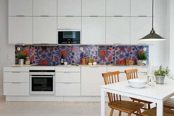 Att dekorera köket med tapeter kommer att lägga till mysighet i din inredning