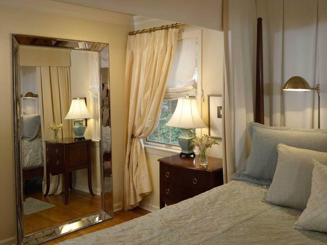 Dacă nu există alt loc pentru oglindă, decât în ​​fața patului, atunci înainte de culcare ar trebui să fie acoperit cu ceva.