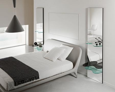 Oglinda este un atribut esențial al dormitorului, care îi conferă șic și originalitate.