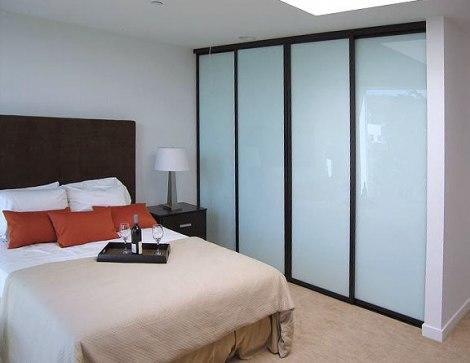 Vstavaná skriňa v spálni pomôže nielen ušetriť využiteľný priestor, ale aj vyzdobiť interiér miestnosti
