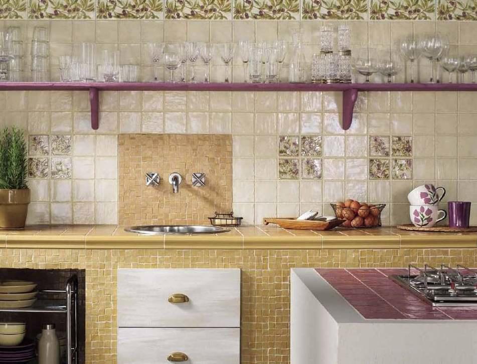 Gresia spaniolă pentru un șorț în bucătărie este un material de o calitate excelentă și un design cu adevărat luxos, ideal pentru iubitorii de tot ceea ce este original