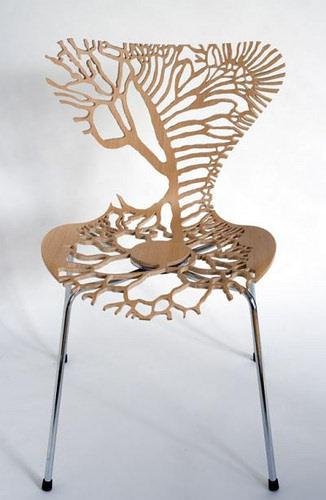 Για μια κουζίνα σε μοντέρνο στυλ, μια τέτοια καρέκλα θα είναι ιδανική: θα χρησιμεύσει ως αντίθεση, αραιώνοντας αυστηρές μορφές