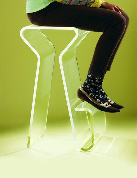 Μια διαφανής πλαστική καρέκλα, αν και φαίνεται εύθραυστη, είναι στην πραγματικότητα κατώτερη σε δύναμη από άλλα υλικά μόνο λίγο