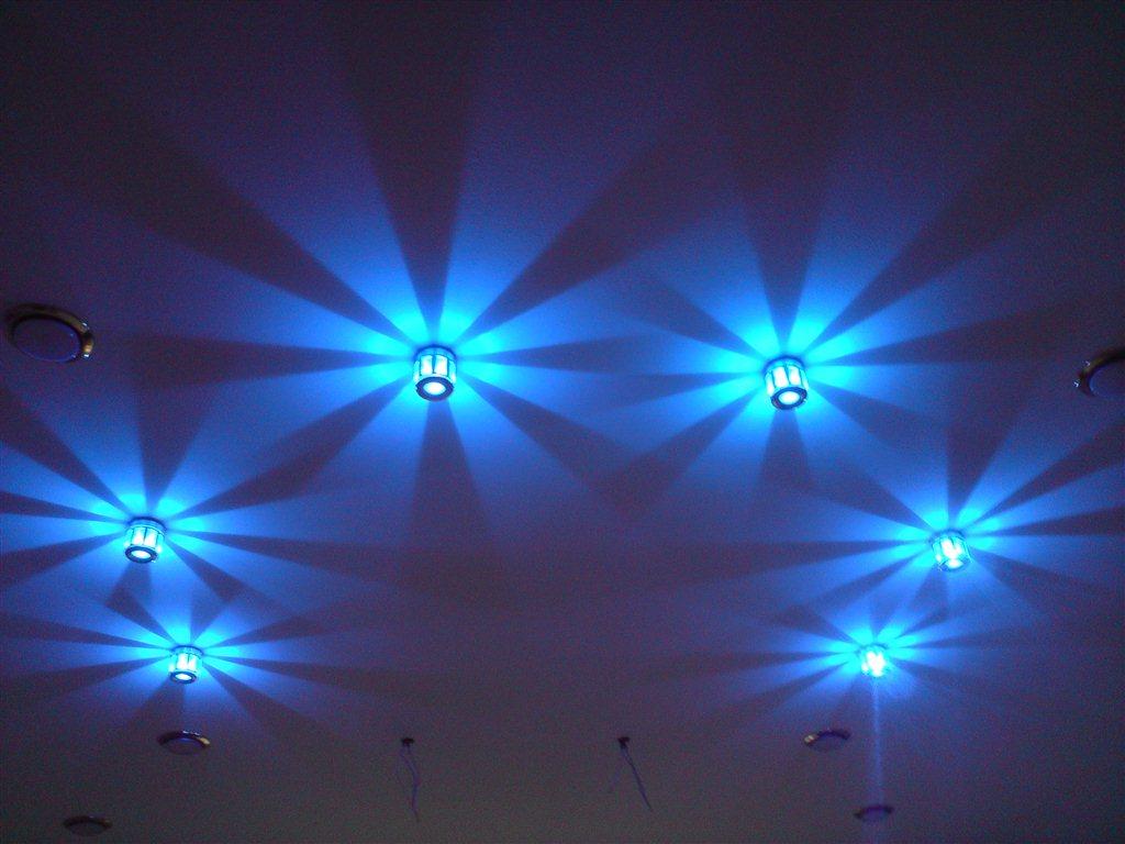 תאורות תקרה מתיחה תקורה משמשות בדרך כלל למטרות דקורטיביות או כתאורה אחורית