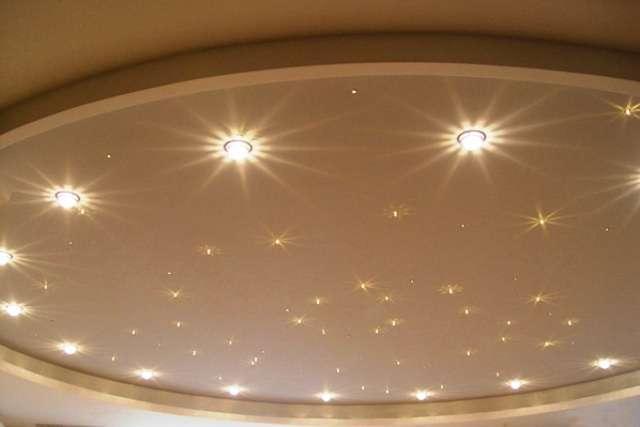 מכשיר התקרה המתיחה מאפשר לך ליצור מערכת תאורה בדרכים רבות, תוך מימוש כל התפתחויות עיצוביות