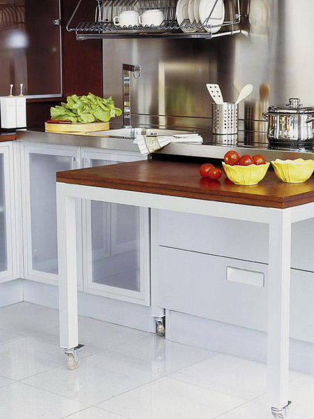 Aby bola kuchyňa ešte funkčnejšia, môžete si kúpiť alebo si vyrobiť vlastný výsuvný stôl na kolieskach