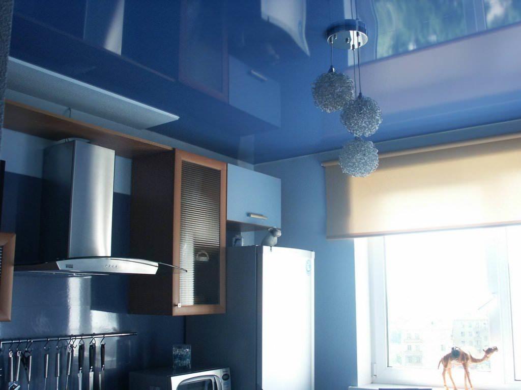 Tavanul lucios este capabil să extindă vizual o bucătărie mică