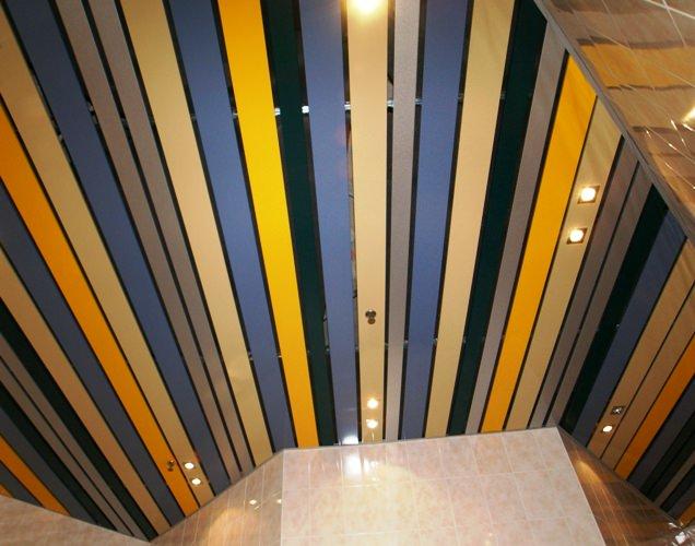 Combinând multe culori ale unui tavan cu lamele, puteți crea un aspect cu adevărat incredibil de tavan.
