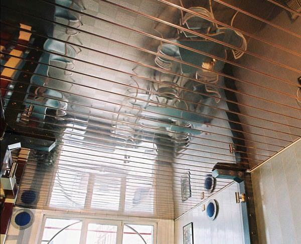 Tavanul cu oglindă este o soluție ideală dacă bucătăria este mică sau doriți doar să o faceți mai înaltă din punct de vedere vizual
