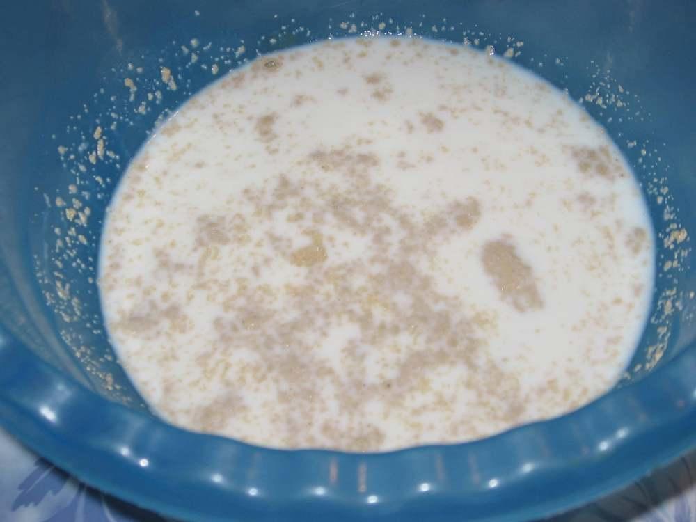 Ζεσταίνουμε το γάλα, προσθέτουμε 1 κουταλάκι του γλυκού ζάχαρη, μαγιά και 2 κουταλιές της σούπας αλεύρι. Ανακατέψτε όλα αυτά, καλύψτε με ένα καπάκι και αφήστε το να ζεσταθεί για 15 λεπτά.