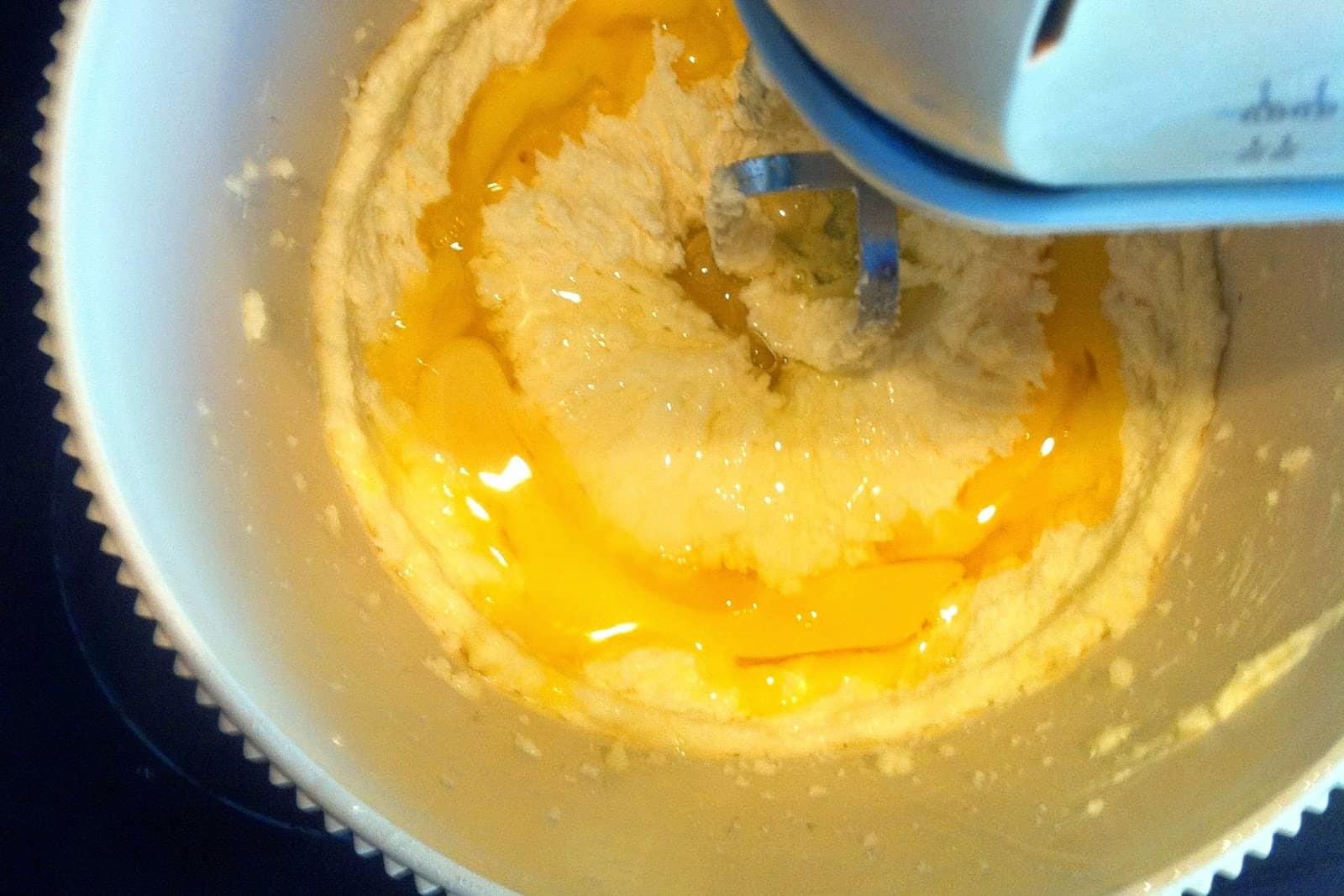 Bωμάκια μαγειρέματος: λιώστε το βούτυρο σε ένα τηγάνι, προσθέστε βανιλίνη, αλάτι, ζάχαρη, 1 αυγό και φυτικό έλαιο. Ανακατεύουμε όλη αυτή τη μάζα