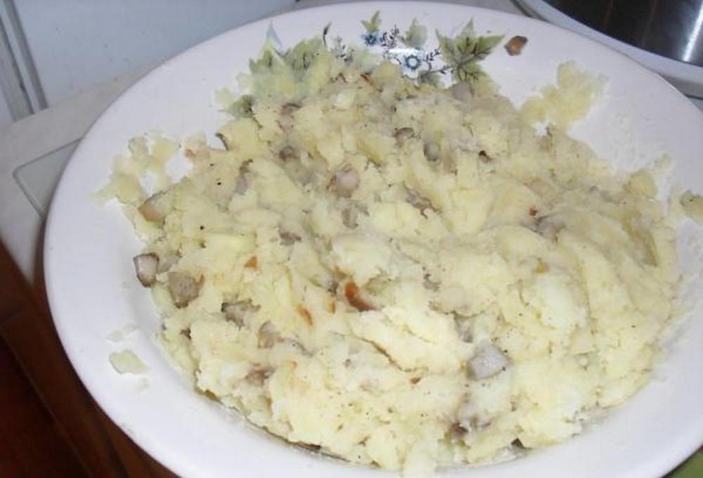 Ανακατέψτε τα τηγανητά μανιτάρια με βραστές πατάτες