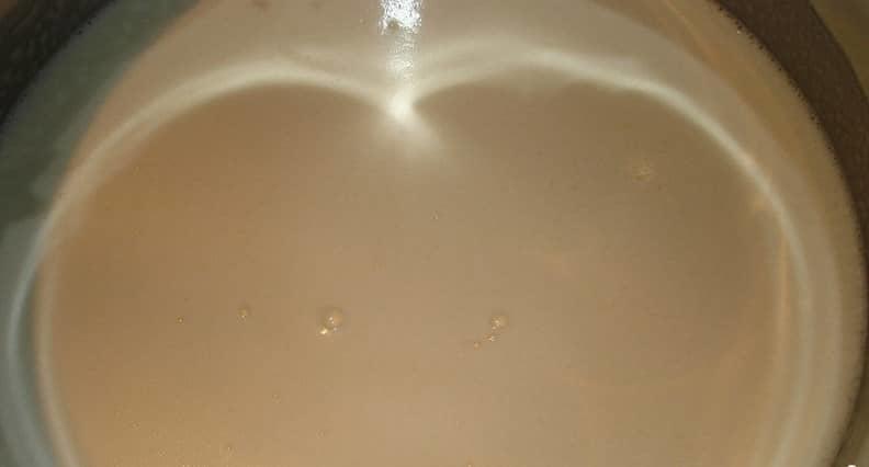 אנו מחממים את החלב ומוסיפים לו מעט סוכר. יש צורך שהחלב לא יהיה חם, אלא חם. לאחר מכן מוסיפים שמרים לחלב, ממתינים 15 דקות (התערובת אמורה להקציף)