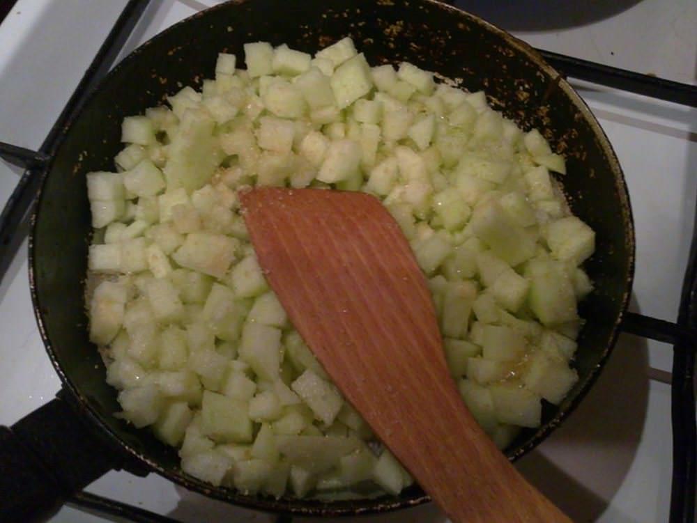 Skär äpplet i tärningar, stek i 2 minuter i vegetabilisk olja och strö sedan över socker