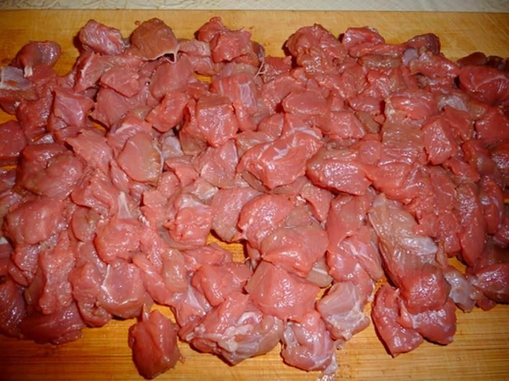 Bravčové mäso nakrájajte na malé kúsky alebo posuňte v mlynčeku na mäso