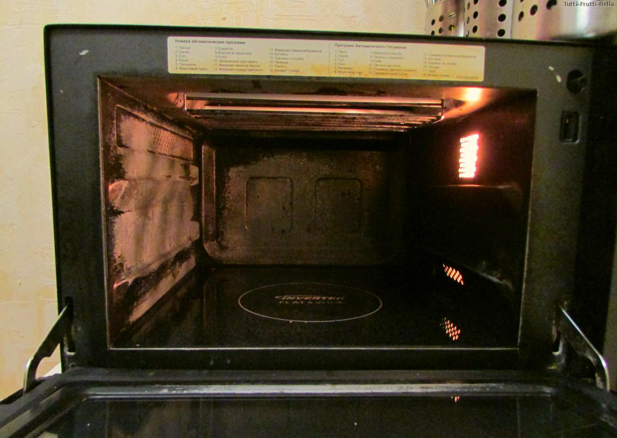 אנו שולחים תבנית עם פשטידות לתנור שחומם מראש ל -200 מעלות ואופים במשך 15-20 דקות