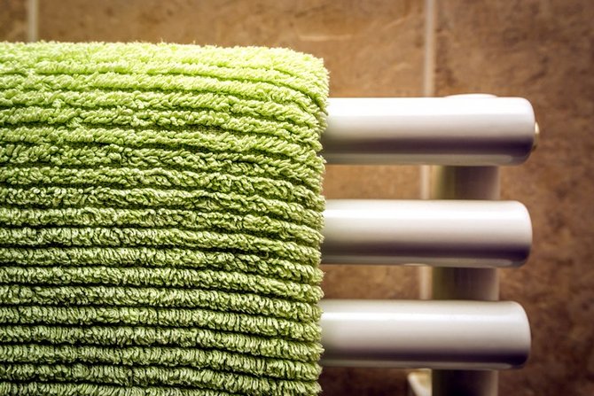 a maneira de manter a umidade do ar no inverno é colocar uma toalha molhada na bateria de aquecimento