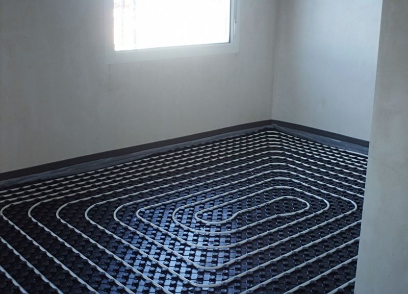Pavimento termoisolante a secco: pavimento riscaldato ad acqua senza massetto per laminato, piastrelle, in una casa con struttura in legno, installazione fai-da-te