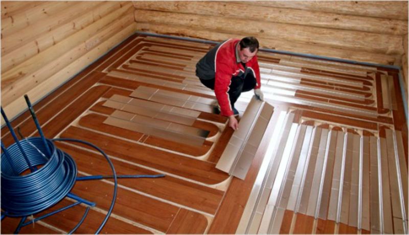 Pavimento termoisolante a secco: pavimento riscaldato ad acqua senza massetto per laminato, piastrelle, in una casa con struttura in legno, installazione fai-da-te