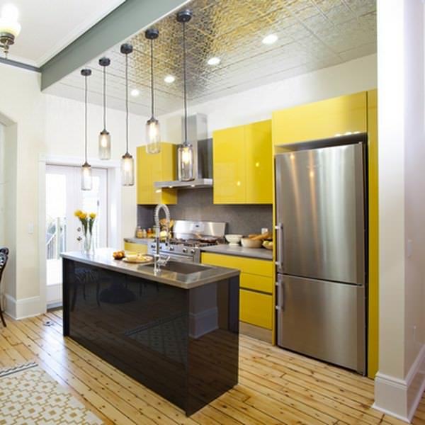 Det rekommenderas att späda ut den gula färgen på möbler i ett kombinerat kök med nyanser av andra färger på paletten.
