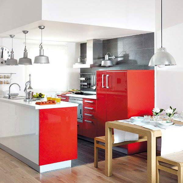 Kök - studio med röda möbler bidrar till en ökad aptit under måltiderna
