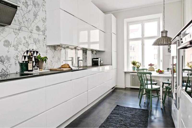 Bucătărie albă lucioasă în stil scandinav
