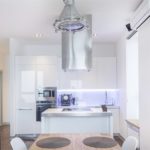 Bucătărie albă lucioasă de înaltă tehnologie