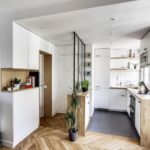 Συνδυασμένο πάτωμα - πλακάκια με παρκέ στην κουζίνα σε συνδυασμό με το διάδρομο