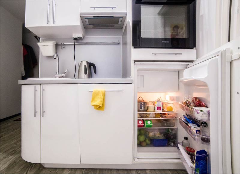 Indbygget minikøleskab i det indre af det direkte køkken