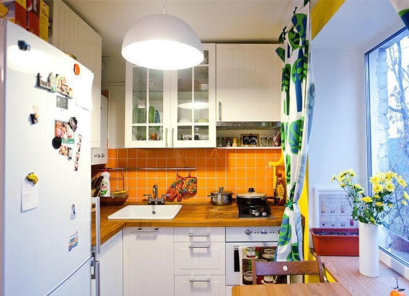 Culori galbene și verzi în interiorul bucătăriei