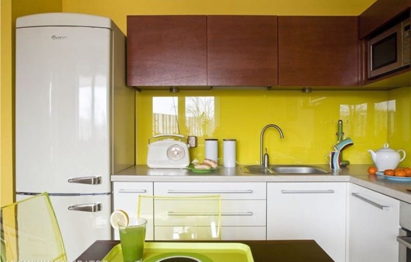 Maro și galben în interiorul bucătăriei